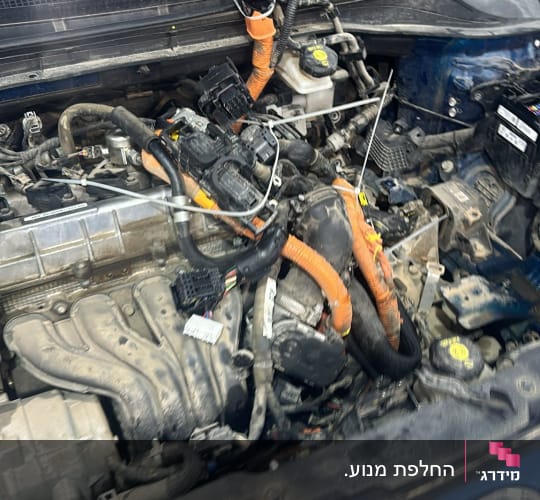 מנוע רכב עם חוטים וצינורות חשופים